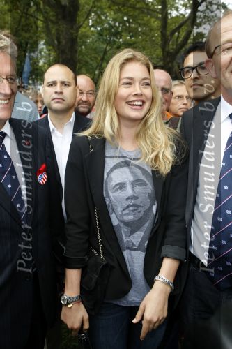 New York 12 september 2009
Prins Willem Alexander en prinses Maxima in New York voor NYC 400.
Vandaag bezochten ze Governors Island en de parade. Doutzen Kroes en John Jorritsma
Peter Smulders bv