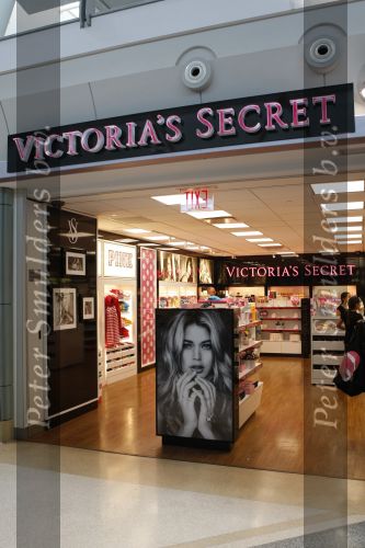 New York 12 september 2009
Doutzen Kroes op de foto in de victoria secret winkel op 
vliegveld JFK
Peter Smulders bv