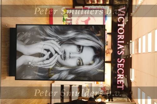 New York 12 september 2009
Doutzen Kroes op de foto in de victoria secret winkel op 
vliegveld JFK
Peter Smulders bv