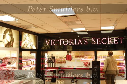 New York 12 september 2009
Doutzen Kroes op de foto in de victoria secret winkel op 
vliegveld JFK
Peter Smulders bv