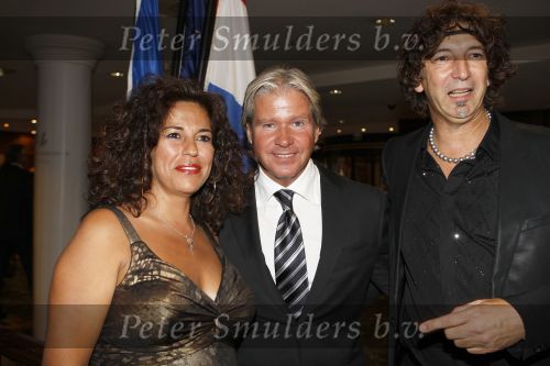 Noordwijk, 28 Augustus 2009 Miljonair Fair bij Hotel Huis ter Duin
Dries Roelvink met Romke Kooyenga enzijn vrouw Silvana Kooyenga
Foto Peter Smulders BV