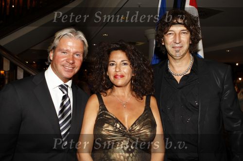 Noordwijk, 28 Augustus 2009 Miljonair Fair bij Hotel Huis ter Duin
Dries Roelvink met Romke Kooyenga enzijn vrouw Silvana Kooyenga
Foto Peter Smulders BV