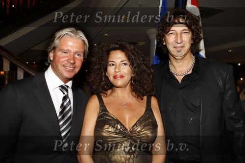 Noordwijk, 28 Augustus 2009 Miljonair Fair bij Hotel Huis ter Duin
Dries Roelvink met Romke Kooyenga enzijn vrouw Silvana Kooyenga
Foto Peter Smulders BV