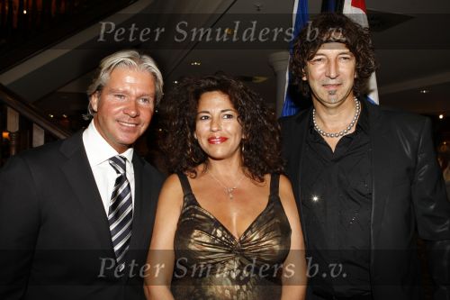 Noordwijk, 28 Augustus 2009 Miljonair Fair bij Hotel Huis ter Duin
Dries Roelvink met Romke Kooyenga enzijn vrouw Silvana Kooyenga
Foto Peter Smulders BV