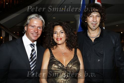 Noordwijk, 28 Augustus 2009 Miljonair Fair bij Hotel Huis ter Duin
Dries Roelvink met Romke Kooyenga enzijn vrouw Silvana Kooyenga
Foto Peter Smulders BV
