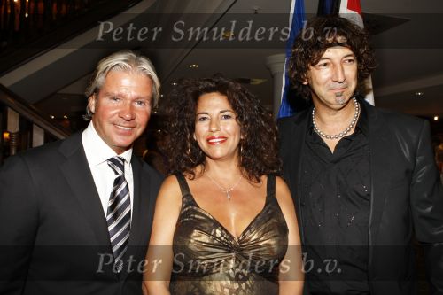 Noordwijk, 28 Augustus 2009 Miljonair Fair bij Hotel Huis ter Duin
Dries Roelvink met Romke Kooyenga enzijn vrouw Silvana Kooyenga
Foto Peter Smulders BV