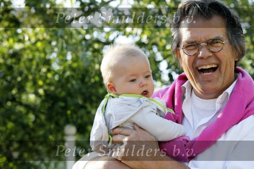Kaatsheuvel 2 augustus 2009
Emile ratelband met zijn vrouw Moon en 2 kinderen in de efteling.
Peter Smulders bv
