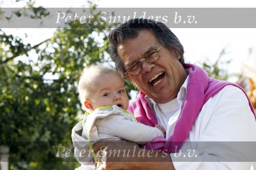 Kaatsheuvel 2 augustus 2009
Emile ratelband met zijn vrouw Moon en 2 kinderen in de efteling.
Peter Smulders bv