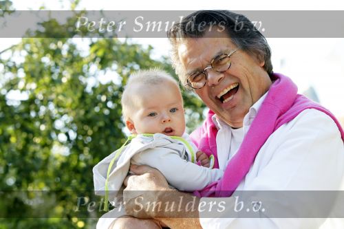 Kaatsheuvel 2 augustus 2009
Emile ratelband met zijn vrouw Moon en 2 kinderen in de efteling.
Peter Smulders bv
