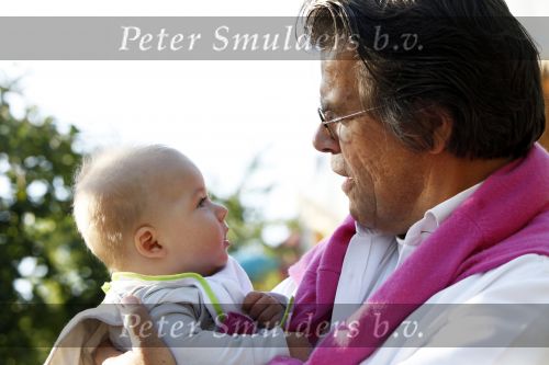 Kaatsheuvel 2 augustus 2009
Emile ratelband met zijn vrouw Moon en 2 kinderen in de efteling.
Peter Smulders bv