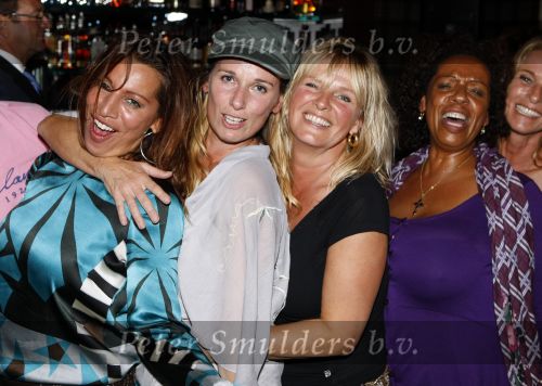 Ouderkerk aan de Amstel 2 september 2009
Surprise feestje voor de 50e verjaardag van Esther Oosterbeek bij het kalfje.
Dolly Dots collega\'s Sjeel Kramers Anita Heilker en Patty Zomer waren aanwezig.
Peter Smulders bv