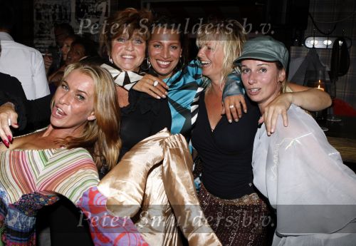 Ouderkerk aan de Amstel 2 september 2009
Surprise feestje voor de 50e verjaardag van Esther Oosterbeek bij het kalfje.
Dolly Dots collega\'s Sjeel Kramers Anita Heilker en Patty Zomer waren aanwezig.
Peter Smulders bv
