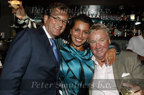 Ouderkerk aan de Amstel 2 september 2009
Surprise feestje voor de 50e verjaardag van Esther Oosterbeek bij het kalfje.
Dolly Dots collega\'s Sjeel Kramers Anita Heilker en Patty Zomer waren aanwezig. Sjaak v Vliet
Peter Smulders bv
