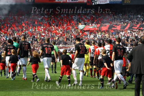 Rotterdam, 20 September 2009
Kompetitiewedstrijd Feyenoord-PSV, eindstand 1-3 Seizoen 2009/2010
Veel atmosfeer bij betreding van de beide elftallen