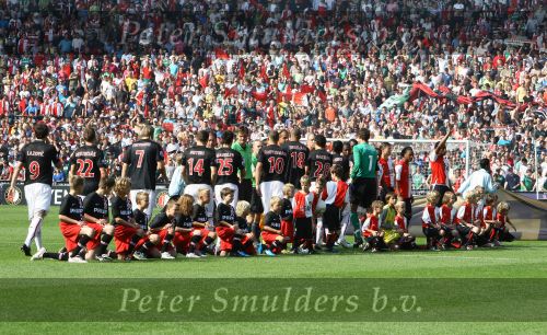 Rotterdam, 20 September 2009
Kompetitiewedstrijd Feyenoord-PSV, eindstand 1-3 Seizoen 2009/2010
Feyenoord-PSV 2009 met de mascottes voor aanvang van de wedstrijd