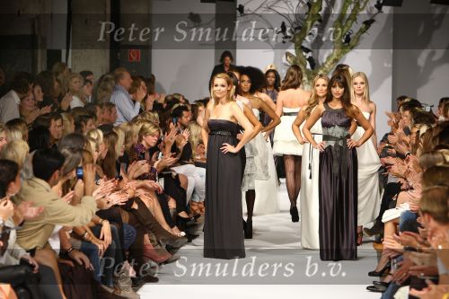 Amsterdam, 7 September 2009
Modeshow van Raak
Froukje de Both als mannequin
Foto Peter Smulders BV