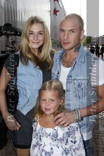 Amsterdam 17 augustus 2009
Premiere Hannah Montana in pathe arena. Gaby Blaaser met vriend en zijn dochter
Peter Smulders bv