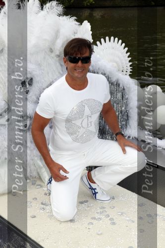 Amsterdam 1 augustus 2009
Gerard Joling heeft tijdens de gay pride in amsterdam een eigen boot met daarop diverse bekende nederlanders.
Peter Smulders bv