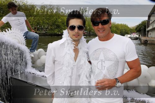 Amsterdam 1 augustus 2009
Gerard Joling heeft tijdens de gay pride in amsterdam een eigen boot met daarop diverse bekende nederlanders.
Peter Smulders bv