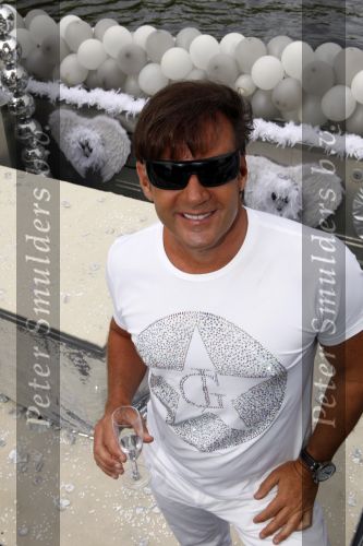 Amsterdam 1 augustus 2009
Gerard Joling heeft tijdens de gay pride in amsterdam een eigen boot met daarop diverse bekende nederlanders.
Peter Smulders bv