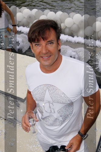 Amsterdam 1 augustus 2009
Gerard Joling heeft tijdens de gay pride in amsterdam een eigen boot met daarop diverse bekende nederlanders.
Peter Smulders bv