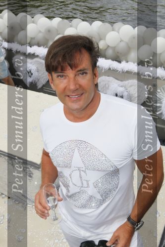 Amsterdam 1 augustus 2009
Gerard Joling heeft tijdens de gay pride in amsterdam een eigen boot met daarop diverse bekende nederlanders.
Peter Smulders bv