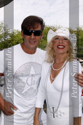 Amsterdam 1 augustus 2009
Gerard Joling heeft tijdens de gay pride in amsterdam een eigen boot met daarop diverse bekende nederlanders. Gerard en Bonnie st Claire
Peter Smulders bv