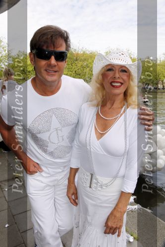 Amsterdam 1 augustus 2009
Gerard Joling heeft tijdens de gay pride in amsterdam een eigen boot met daarop diverse bekende nederlanders. Gerard en Bonnie st Claire
Peter Smulders bv