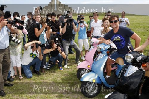 Spaarnwoude 4 augustus 2009
Persconferentie optreden Gerard Joling. Patricia Paay en Antje Monteiro waren ook aanwezig. Gerard kwam met 4 engeltjes op een scooter aanrijden.
Peter Smulders bv