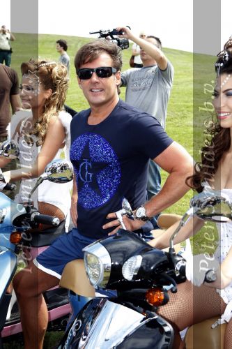 Spaarnwoude 4 augustus 2009
Persconferentie optreden Gerard Joling. Patricia Paay en Antje Monteiro waren ook aanwezig. Gerard kwam met 4 engeltjes op een scooter aanrijden.
Peter Smulders bv