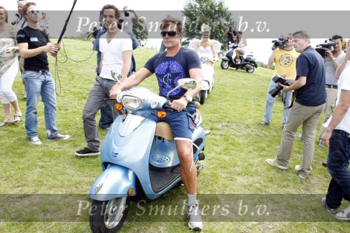 Spaarnwoude 4 augustus 2009
Persconferentie optreden Gerard Joling. Patricia Paay en Antje Monteiro waren ook aanwezig. Gerard kwam met 4 engeltjes op een scooter aanrijden.
Peter Smulders bv
