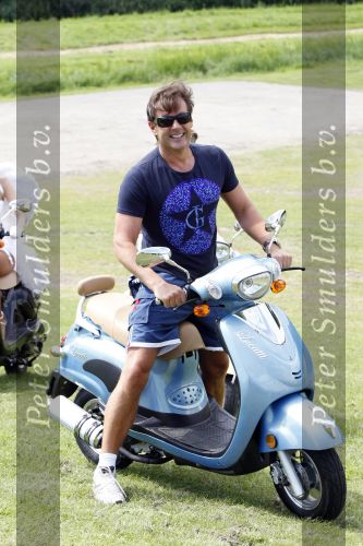 Spaarnwoude 4 augustus 2009
Persconferentie optreden Gerard Joling. Patricia Paay en Antje Monteiro waren ook aanwezig. Gerard kwam met 4 engeltjes op een scooter aanrijden.
Peter Smulders bv