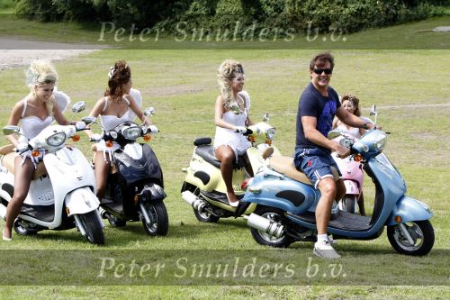 Spaarnwoude 4 augustus 2009
Persconferentie optreden Gerard Joling. Patricia Paay en Antje Monteiro waren ook aanwezig. Gerard kwam met 4 engeltjes op een scooter aanrijden.
Peter Smulders bv