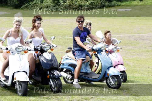 Spaarnwoude 4 augustus 2009
Persconferentie optreden Gerard Joling. Patricia Paay en Antje Monteiro waren ook aanwezig. Gerard kwam met 4 engeltjes op een scooter aanrijden.
Peter Smulders bv
