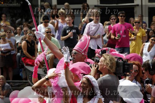 Amsterdam 1 augustus 2009
Gay pride op de amsterdamse grachten. Gordon als roze sinterklaas
Peter Smulders bv