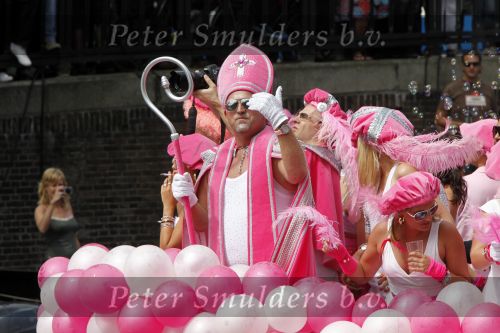 Amsterdam 1 augustus 2009
Gay pride op de amsterdamse grachten. Gordon als roze sinterklaas
Peter Smulders bv