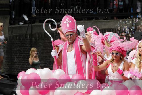Amsterdam 1 augustus 2009
Gay pride op de amsterdamse grachten. Gordon als roze sinterklaas
Peter Smulders bv