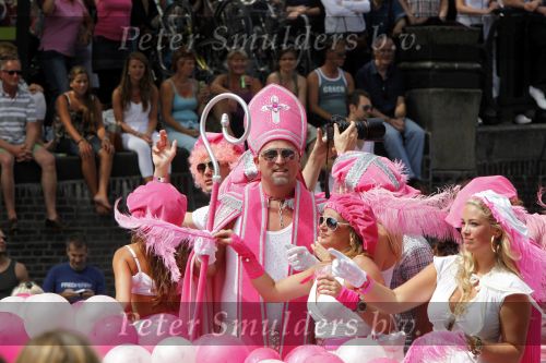 Amsterdam 1 augustus 2009
Gay pride op de amsterdamse grachten. Gordon als roze sinterklaas
Peter Smulders bv