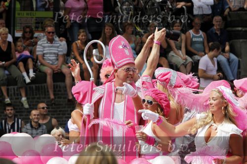 Amsterdam 1 augustus 2009
Gay pride op de amsterdamse grachten. Gordon als roze sinterklaas
Peter Smulders bv