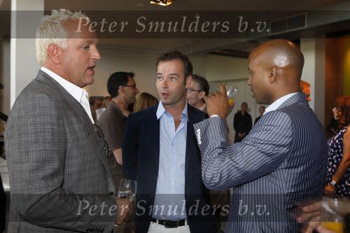Bussim, 24 Augustus 2009
\'t Spant Perspresentatie RTL Winetrseizoen 2009/2010
Gordon met Humberto Tan
Foto Peter Smulders
