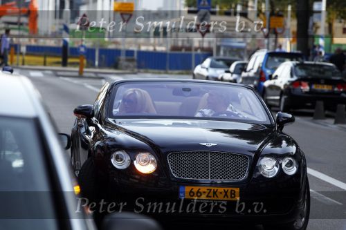 Amsterdam 14 augustus 2009
hans en Connie Breukhoven komen in een bentley cabrio aanrijden bij restaurant Oceania om daar samen te gaan eten nadat ze gescheiden zijn.
Peter Smulders bv