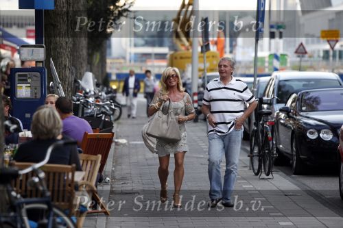Amsterdam 14 augustus 2009
hans en Connie Breukhoven komen in een bentley cabrio aanrijden bij restaurant Oceania om daar samen te gaan eten nadat ze gescheiden zijn.
Peter Smulders bv