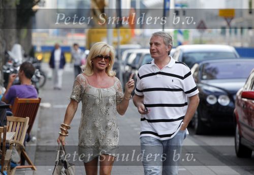 Amsterdam 14 augustus 2009
hans en Connie Breukhoven komen in een bentley cabrio aanrijden bij restaurant Oceania om daar samen te gaan eten nadat ze gescheiden zijn.
Peter Smulders bv
