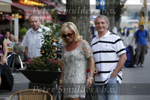 Amsterdam 14 augustus 2009
hans en Connie Breukhoven komen in een bentley cabrio aanrijden bij restaurant Oceania om daar samen te gaan eten nadat ze gescheiden zijn.
Peter Smulders bv