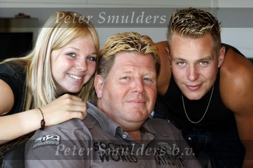 Westerland 22 augustus 2009
Hans Oldersma en zijn kinderen Maikel en Melissa. Hans was de man van dolly dot Ria Brieffies.
Peter Smulders bv