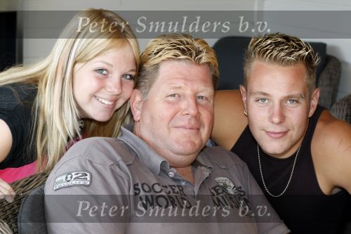 Westerland 22 augustus 2009
Hans Oldersma en zijn kinderen Maikel en Melissa. Hans was de man van dolly dot Ria Brieffies.
Peter Smulders bv