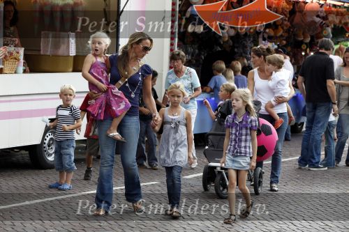 Blaricum 18 augustus 2009
Kermis in Blaricum. Henriette Bergkamp met 2 dochters
Peter Smulders bv
