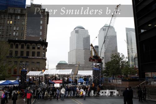 New York 11 september 2009
Herdenkingsdienst 911 naast het worldtradecenter in zucotti park. Nabestaanden van mensen die omgekomen zijn herdenken daar de omgekomen mensen. Peter Smulders bv