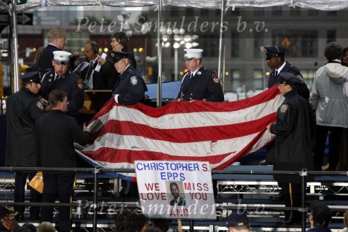 New York 11 september 2009
Herdenkingsdienst 911 naast het worldtradecenter in zucotti park. Nabestaanden van mensen die omgekomen zijn herdenken daar de omgekomen mensen. Peter Smulders bv