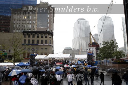 New York 11 september 2009
Herdenkingsdienst 911 naast het worldtradecenter in zucotti park. Nabestaanden van mensen die omgekomen zijn herdenken daar de omgekomen mensen. Peter Smulders bv